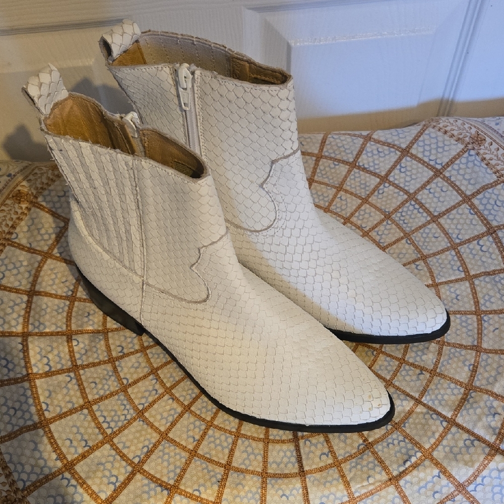Steve Madden White Textured Ankle Booties